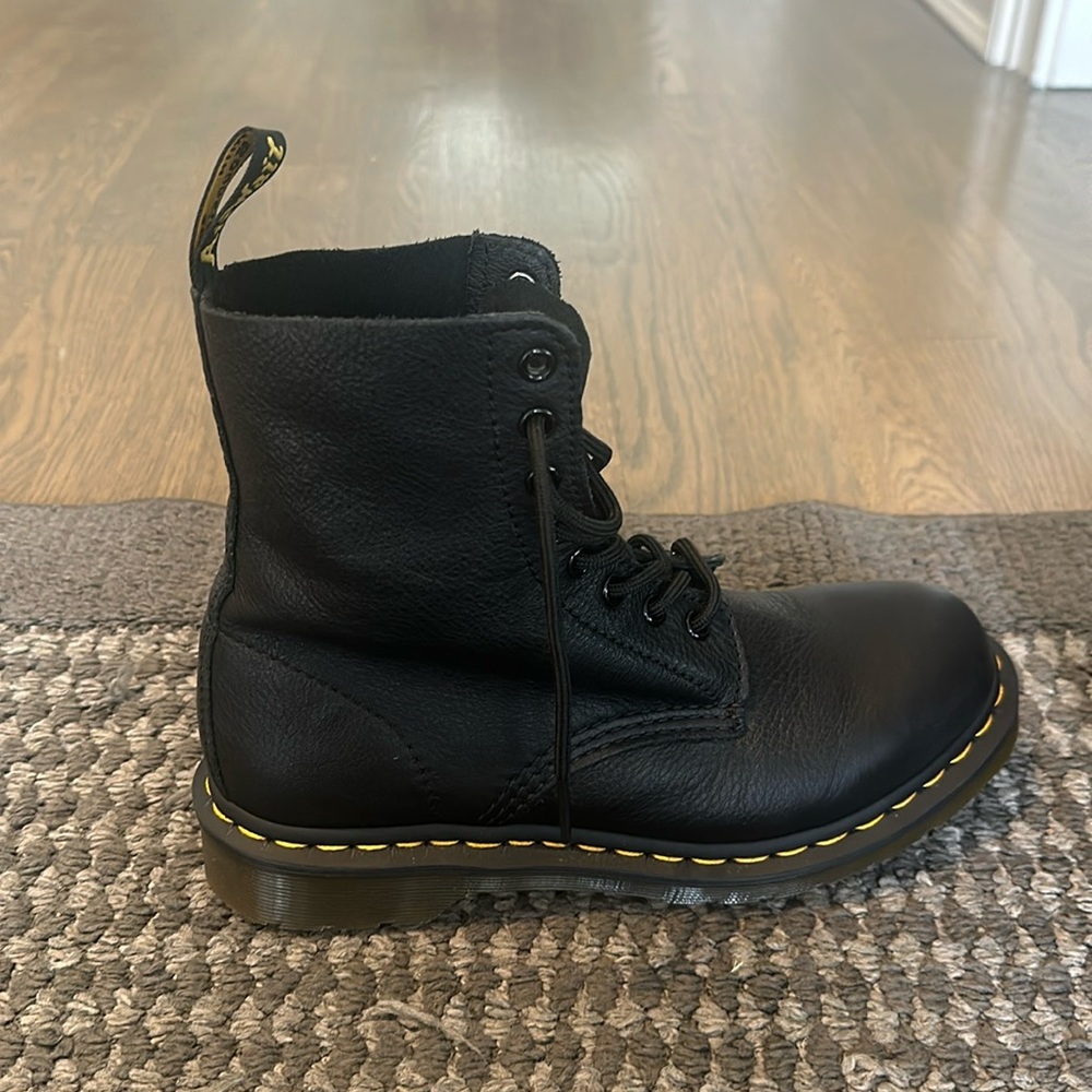 DR.MARTENS blk with yellow stitching-size 8 NWOT 💯perfect new